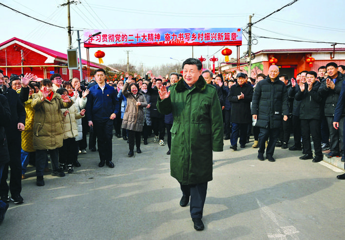     2月1日至2日，中共中央总书记、国家主席、中央军委主席习近平来到天津，看望慰问基层干部群众。这是1日上午，习近平在西青区辛口镇第六埠村考察时，向村民们挥手致意。新华社发