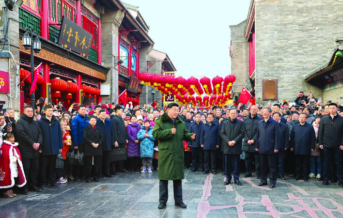     2月1日至2日，中共中央总书记、国家主席、中央军委主席习近平来到天津，看望慰问基层干部群众。这是1日下午，习近平在天津古文化街考察时，向全国各族人民和香港同胞、澳门同胞、台湾同胞、海外侨胞致以美好的新春祝福。新华社发