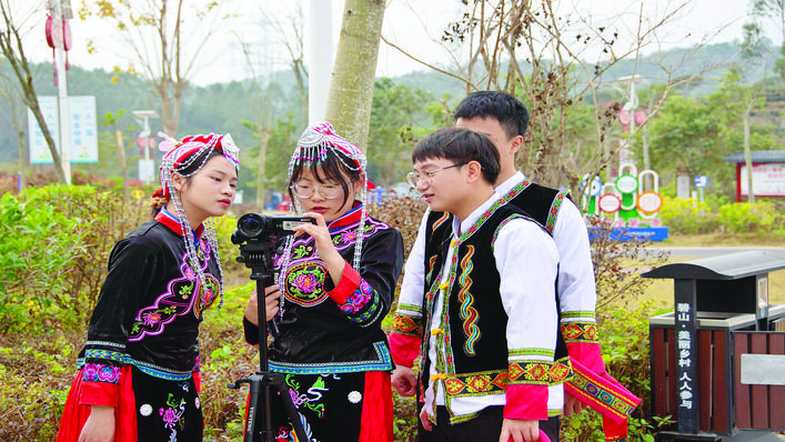     实践团队拍摄畲族特色文化素材。