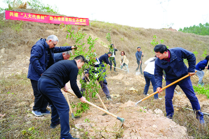     人大代表与沙田镇及园区工作人员挥锹铲土，一同植绿。    惠州日报记者许文昌 通讯员王千之 摄