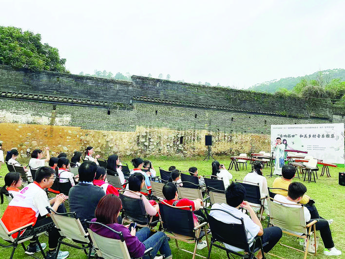     博罗福田和美乡村音乐雅集为当地群众带来一场艺术盛宴。    惠州日报记者卢泓宇 通讯员龚润仪 摄