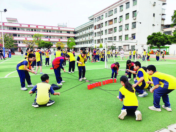     惠州城职院商务学院的党员教师们来到惠城区马安镇中心小学开展团辅活动课。