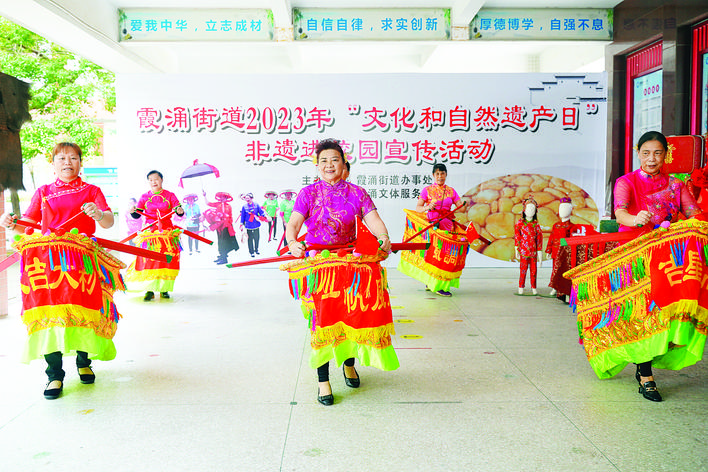     霞涌街道举办渔家歌舞进校园宣传活动。