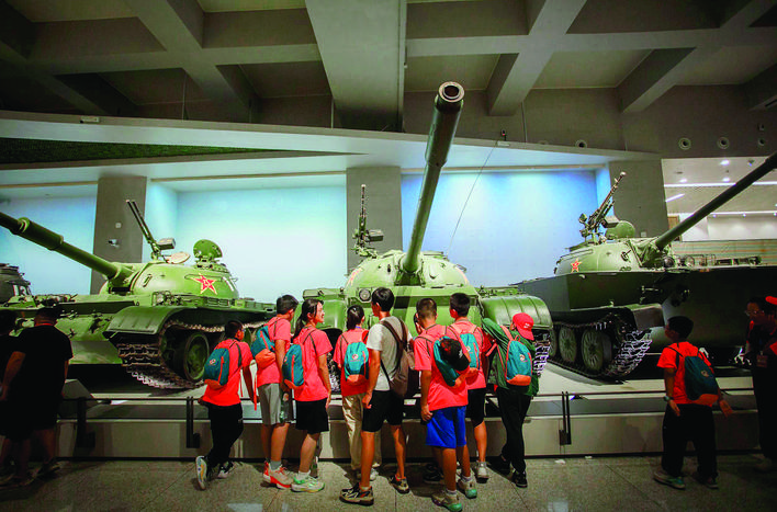     去年暑假，小惠同学研学营的孩子们在军事博物馆参观军事装备。惠州东江图片社供图