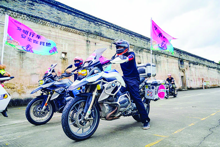     “乘机”荔游——豪华摩托车队巡游为镇隆“荔枝时尚周”预热。