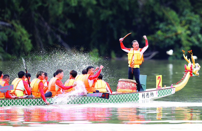     龙舟赛是惠东县重要品牌体育赛事。这是2024年惠东县第五届龙舟赛现场。    惠州日报记者杨建业 摄