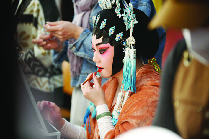     广州粤剧院演员在后台化妆。