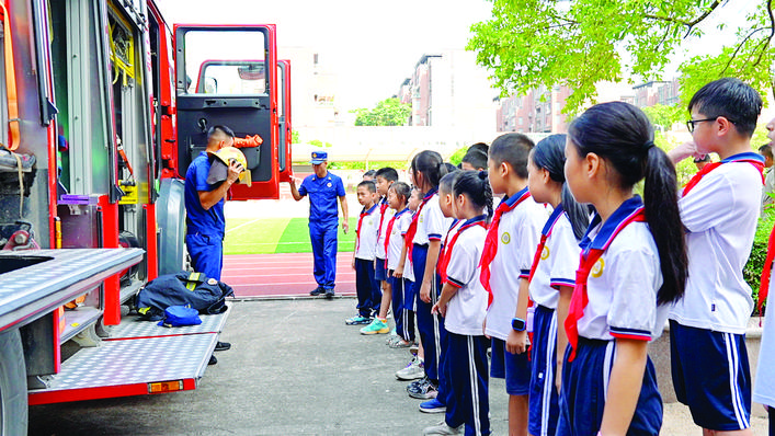     澳头第一小学联合大亚湾荃湾消防救援站共同开展消防应急疏散演练。    惠州日报记者黄旭新 摄