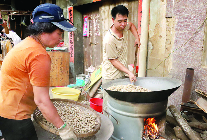     村民在炒花生。本组图片 惠州日报记者钟畅新 摄