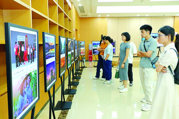     作品展吸引大批摄影爱好者前往参观学习。惠州日报记者黄宇翔 特约通讯员黄伟光 摄