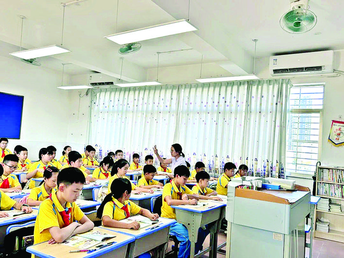     学生在凉爽的空调教室内上课。惠州日报记者黄宇翔 通讯员龙融心 摄