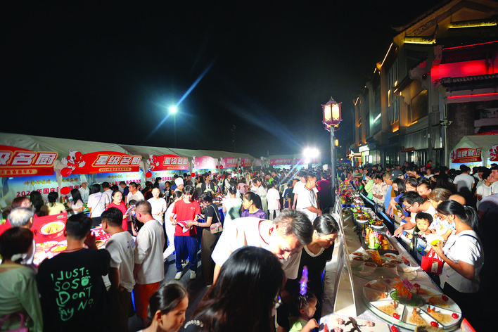     今年国庆节期间，水东街美食嘉年华吸引众多市民游客。惠州日报记者黄鑫威 摄