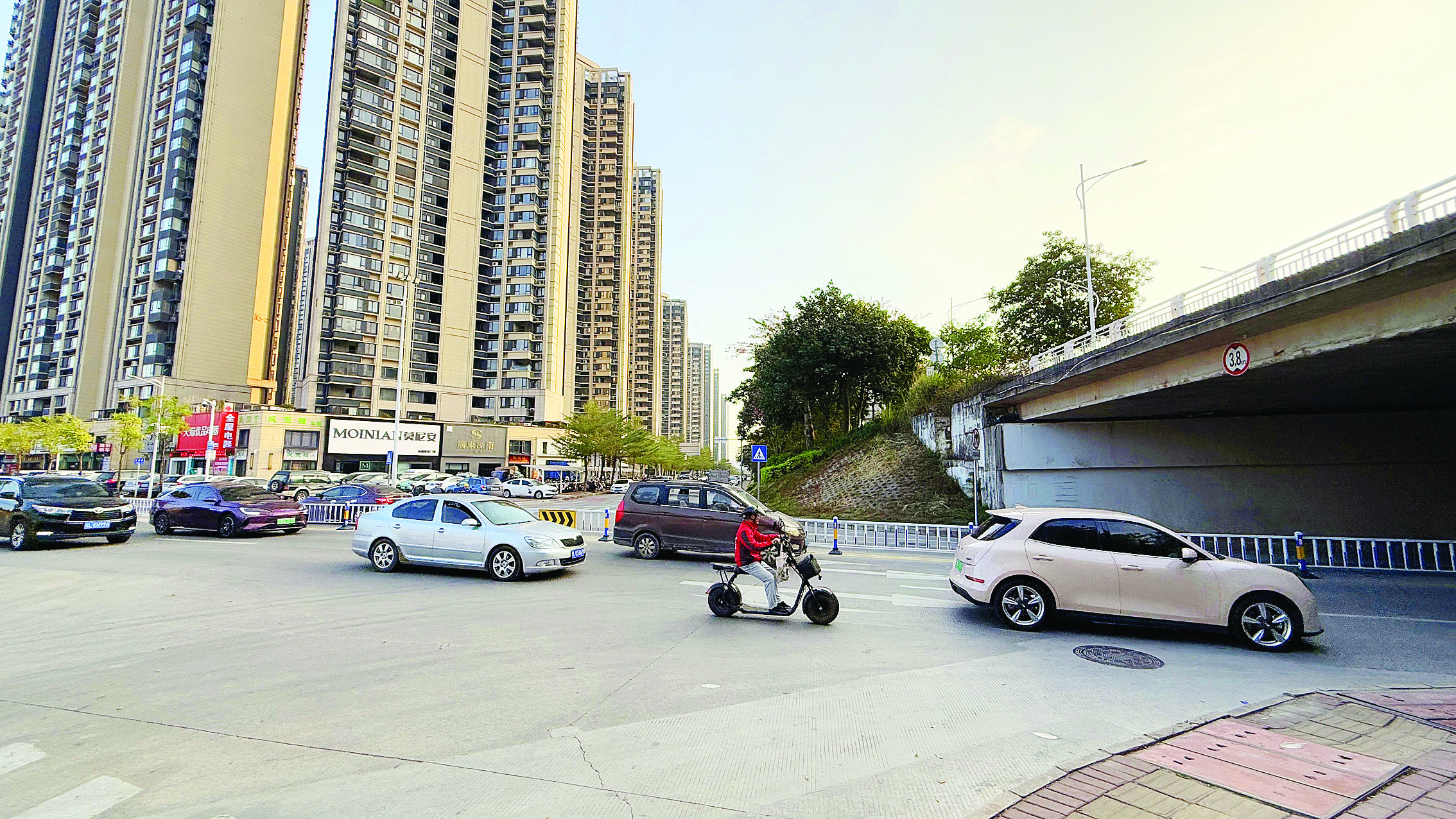     交通组织优化调整后，市区安盛路（涵洞）交通拥堵得到缓解。惠州日报记者张艺明 摄