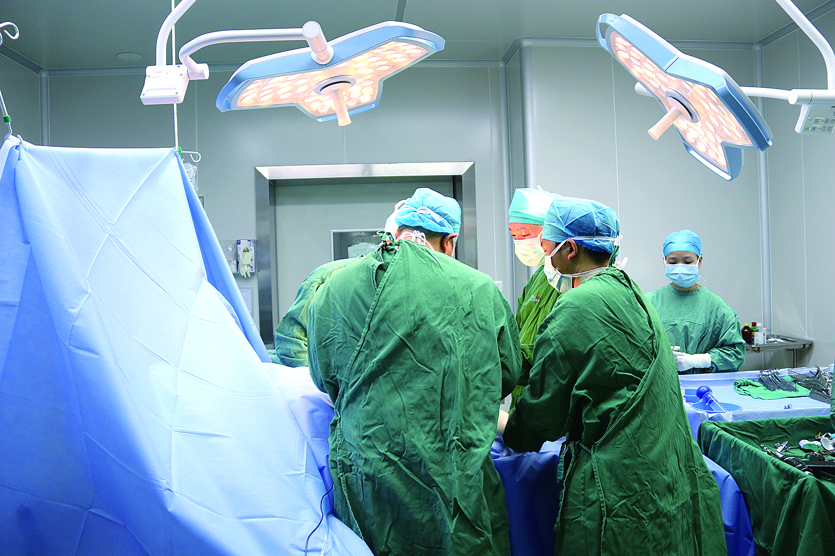     刘海亮为患者行膝关节置换手术。