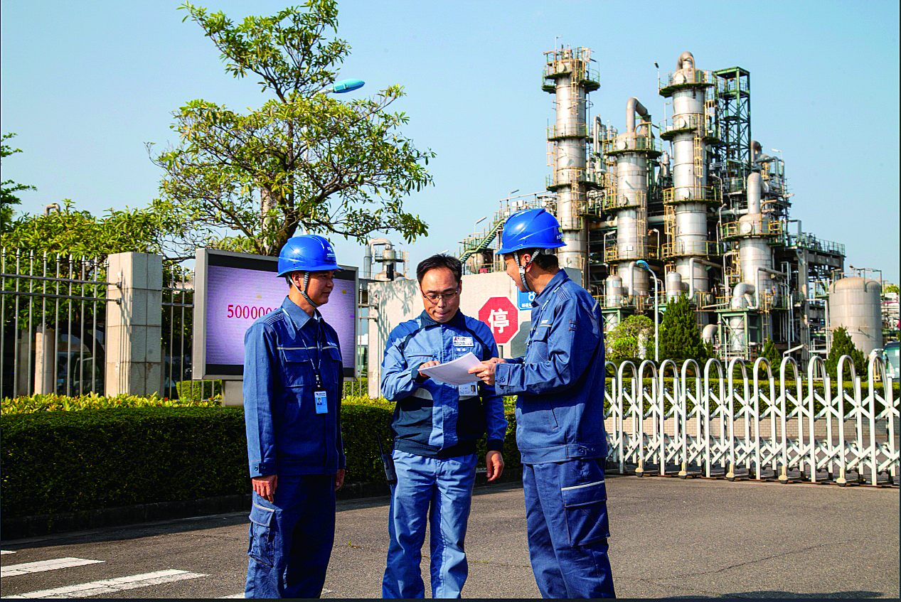     大亚湾供电局工作人员在石化园区走访工业用户。通讯员郑铭阳摄