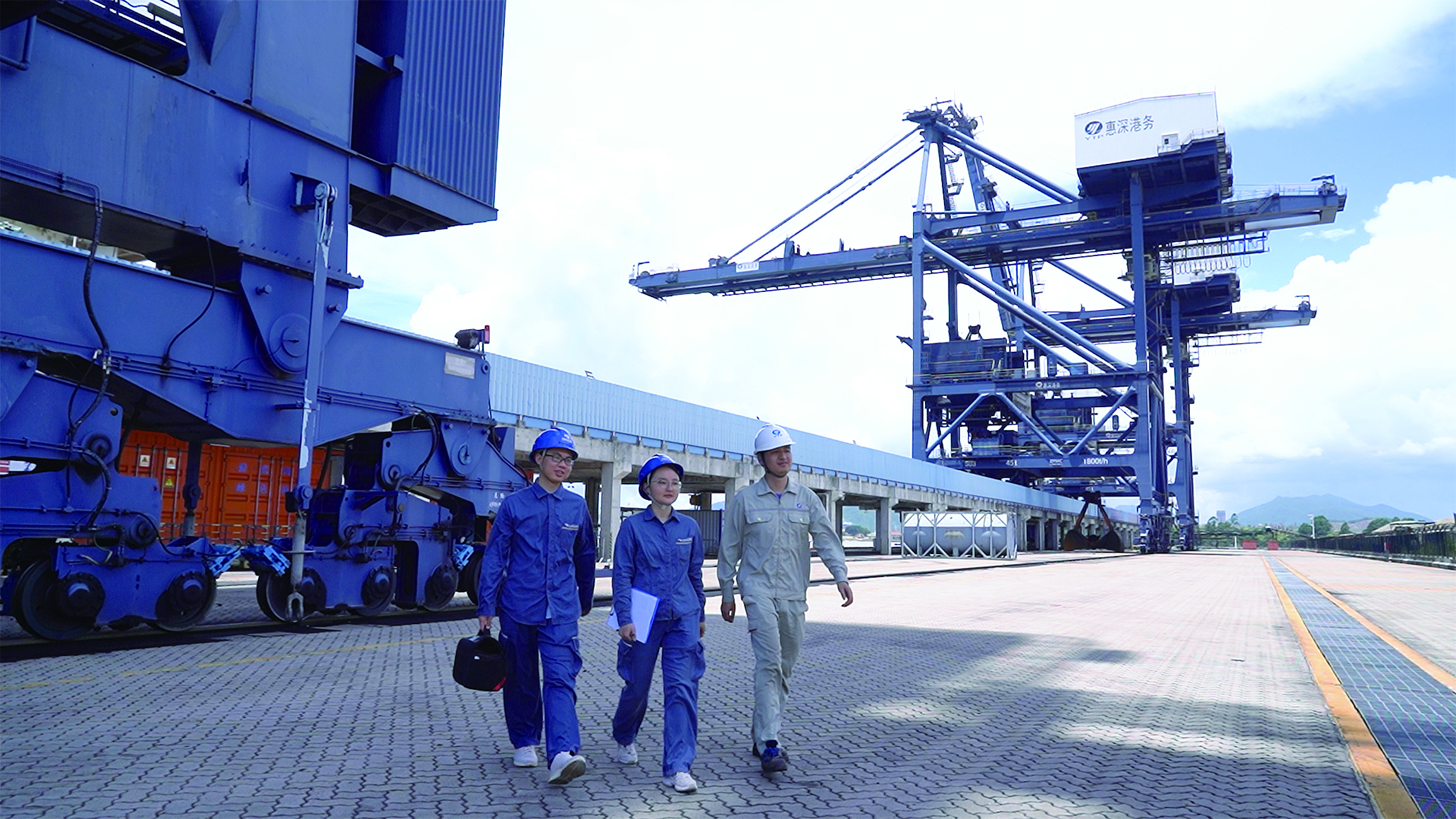     大亚湾供电局工作人员到荃湾港区走访客户。通讯员郑铭阳摄