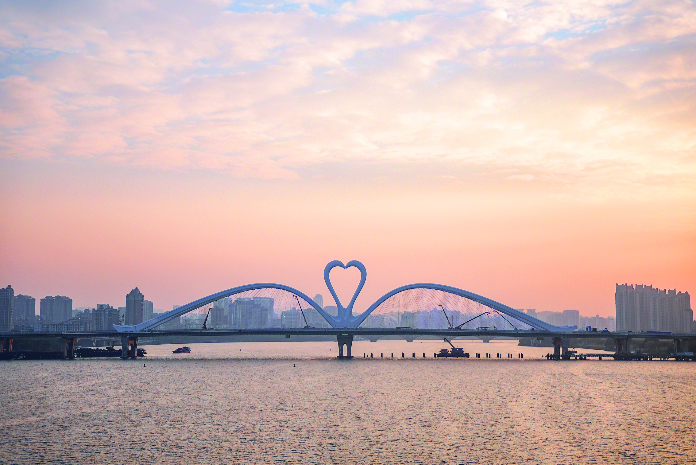 <p>    鹅城大桥于2024年12月28日建成通车。</p>