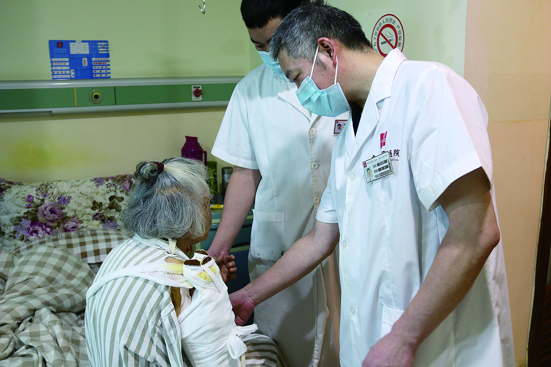     刘海亮查看高龄老人恢复情况。