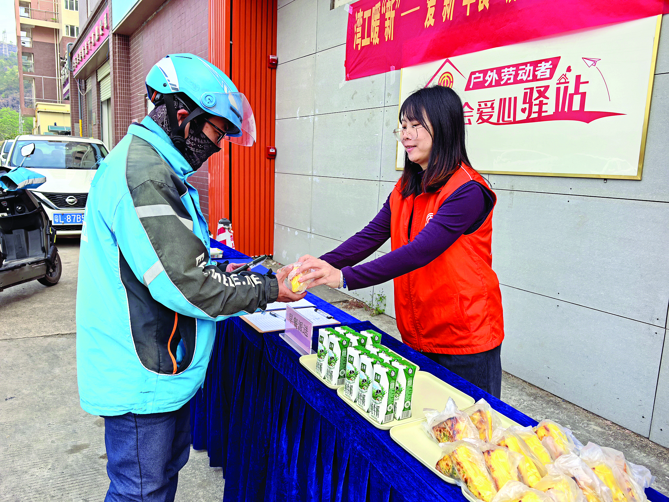     爱心早餐送外卖小哥。惠州日报记者匡湘鄂 摄