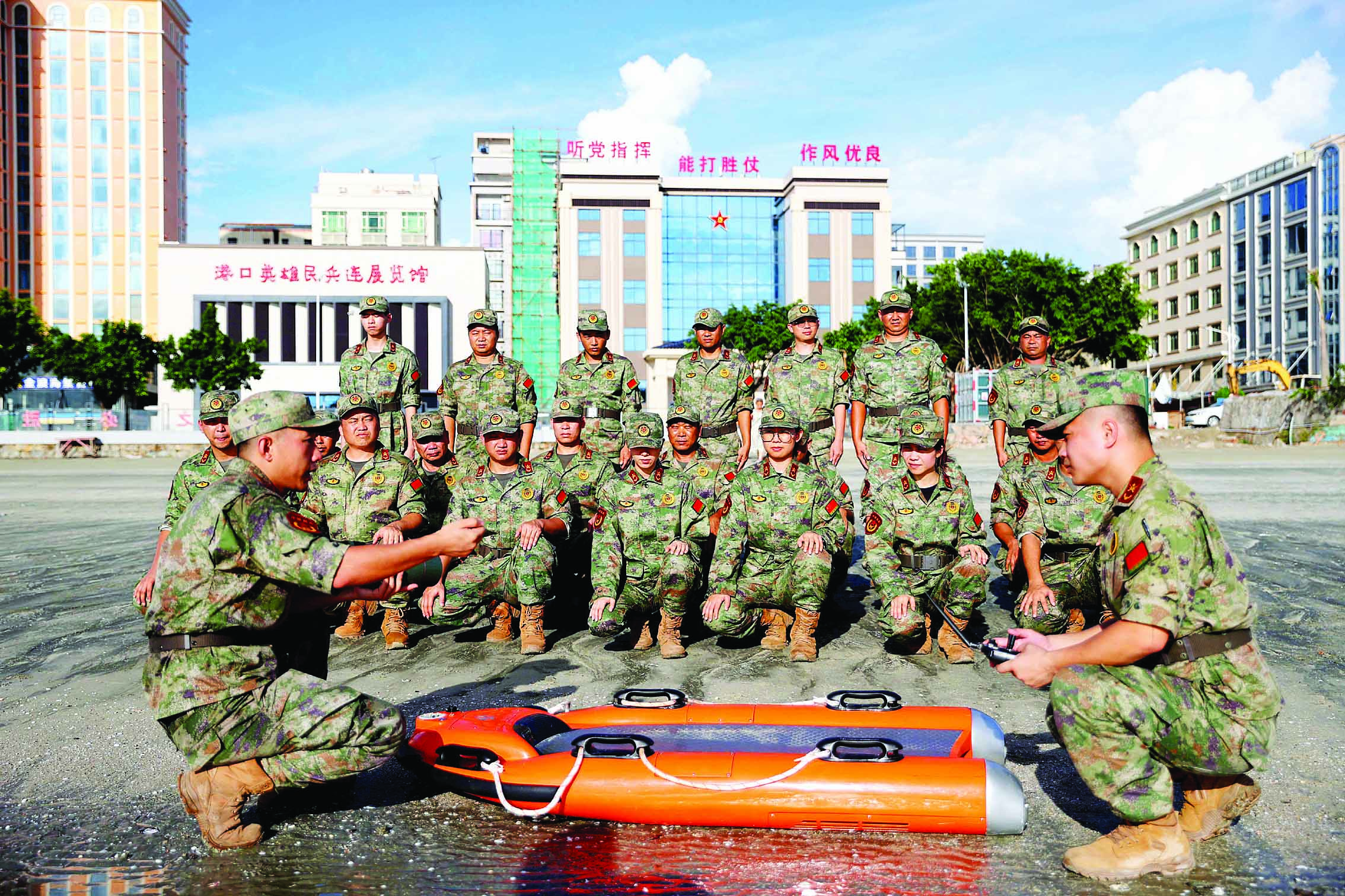     救生艇操控训练。