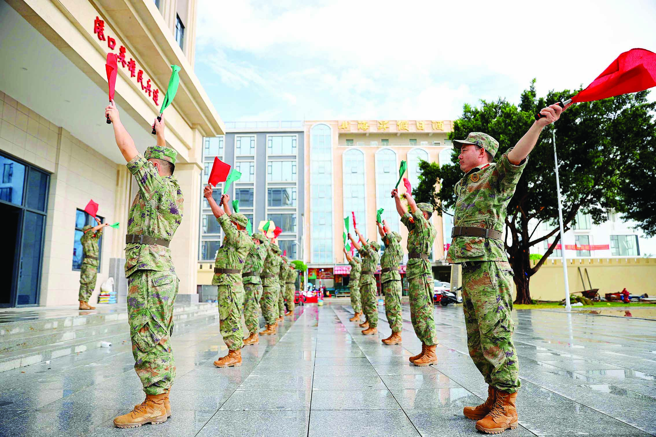     惠东县港口英雄民兵连的民兵在进行指挥交通旗语训练。