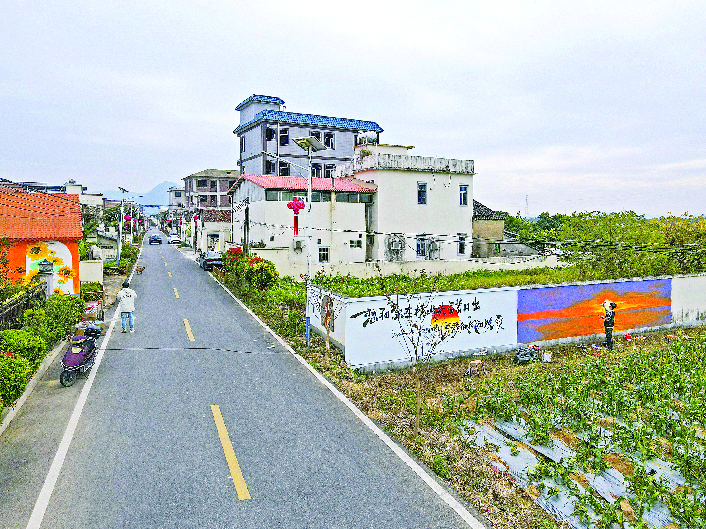     各种墙绘扮靓横山头村村容村貌。惠州日报记者陈涛 摄