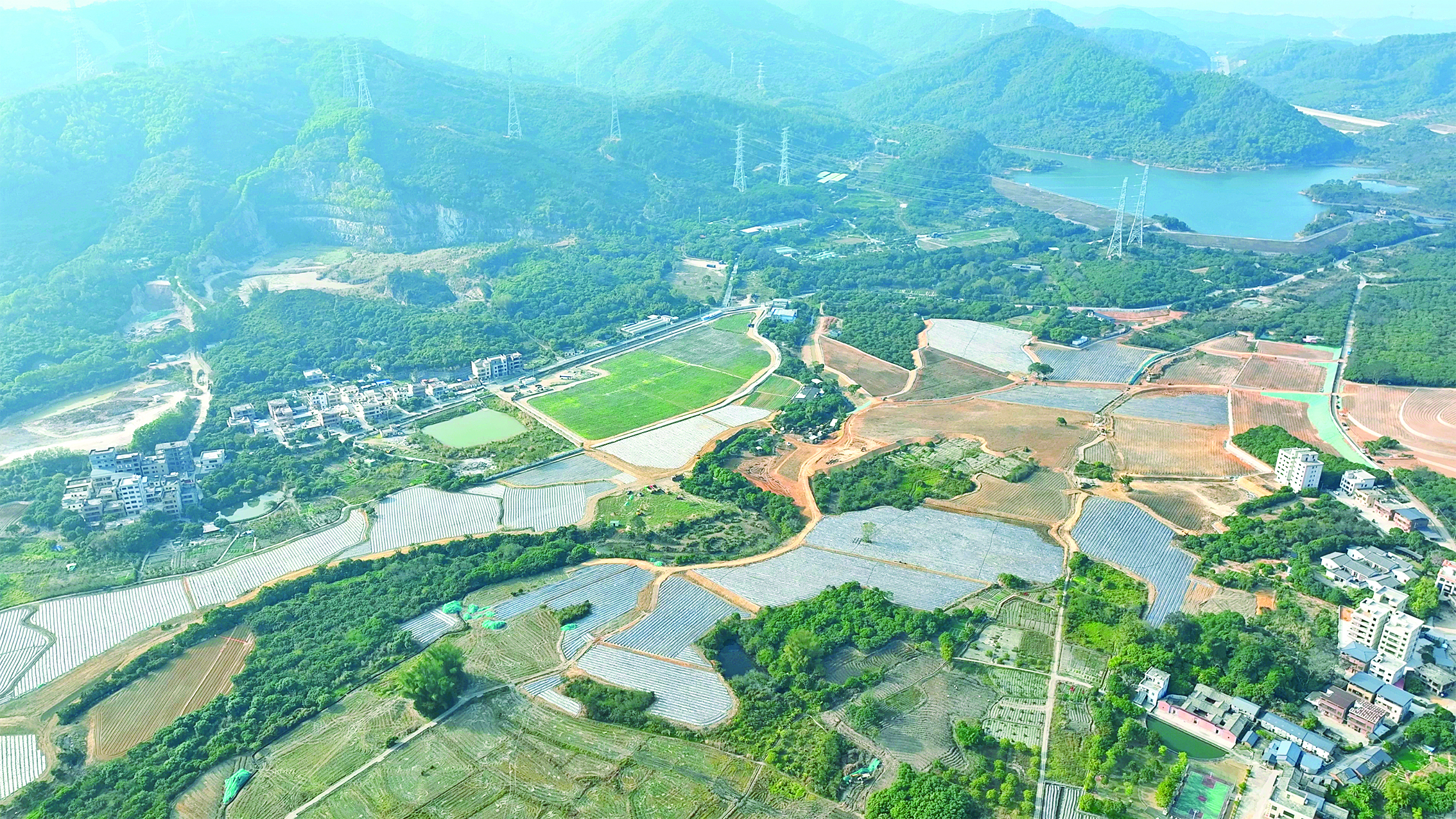     鱿鱼湾水库下新垦造的连片耕地将再现美丽田园风光。