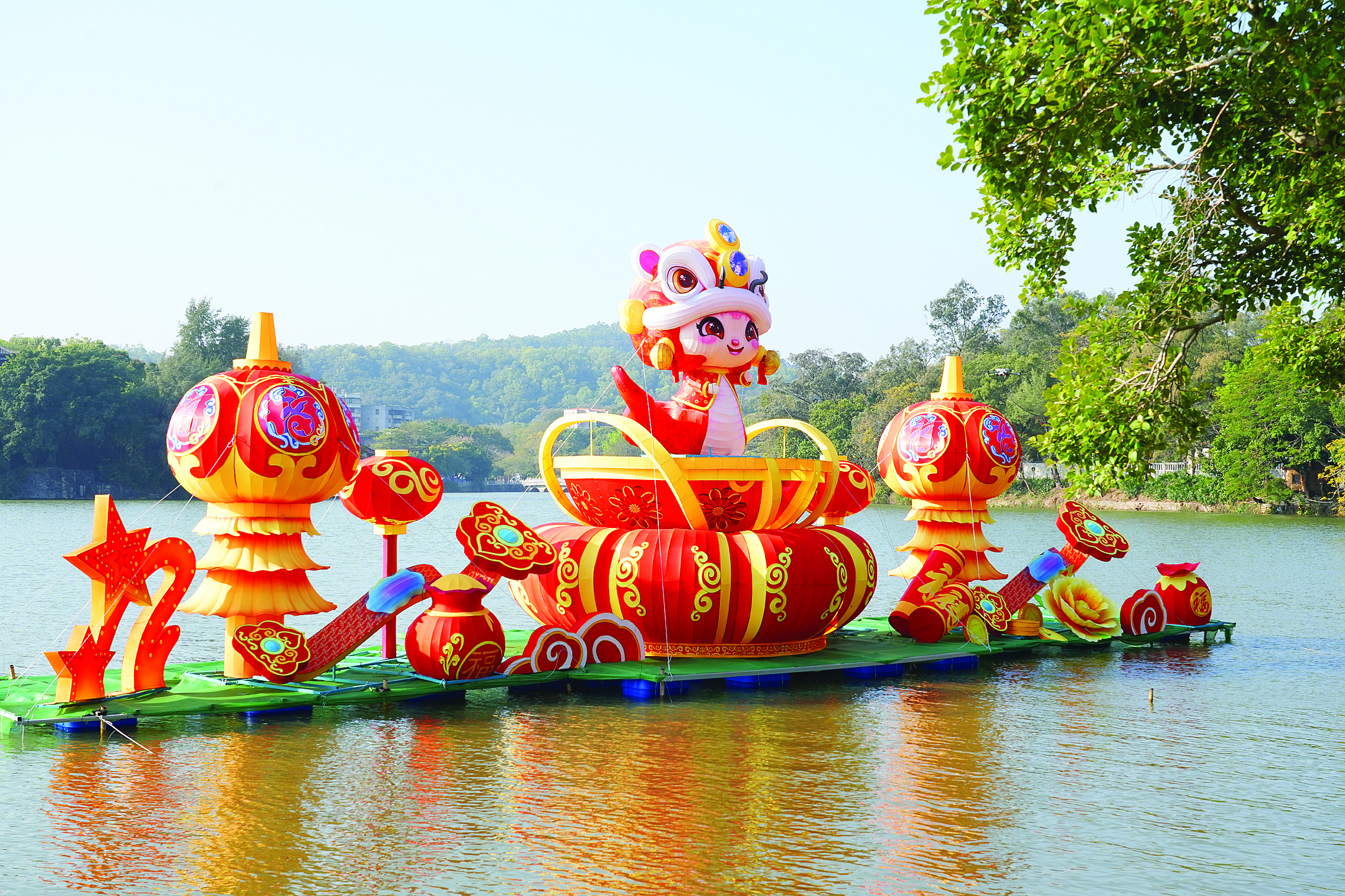     在惠州西湖景区，部分灯组已见雏形。惠州日报记者朱金赞 摄