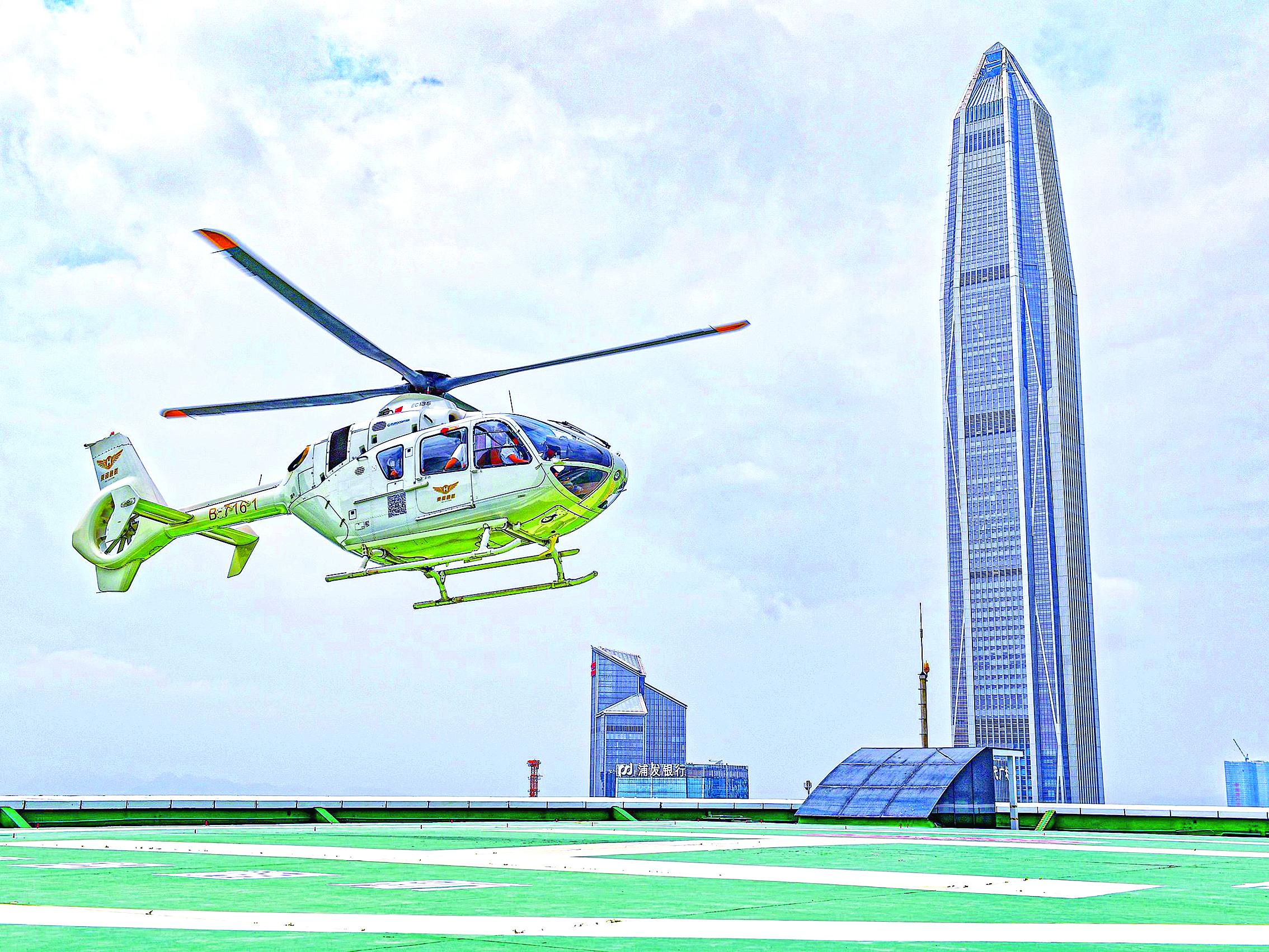     东部通航的直升机准备降落在深圳市中心的大中华直升机场。新华社发