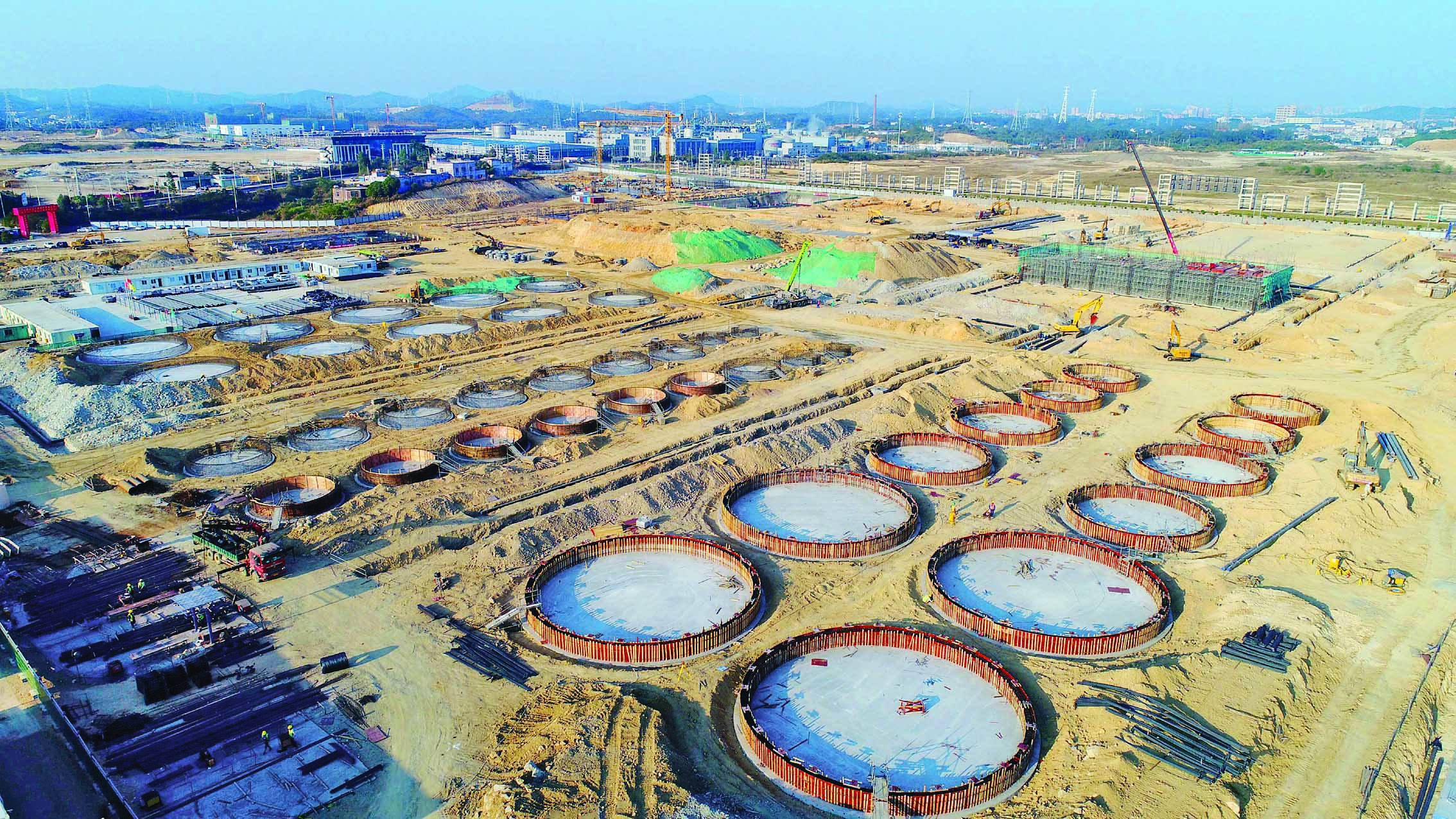     广东领创化工新材料项目建设现场。