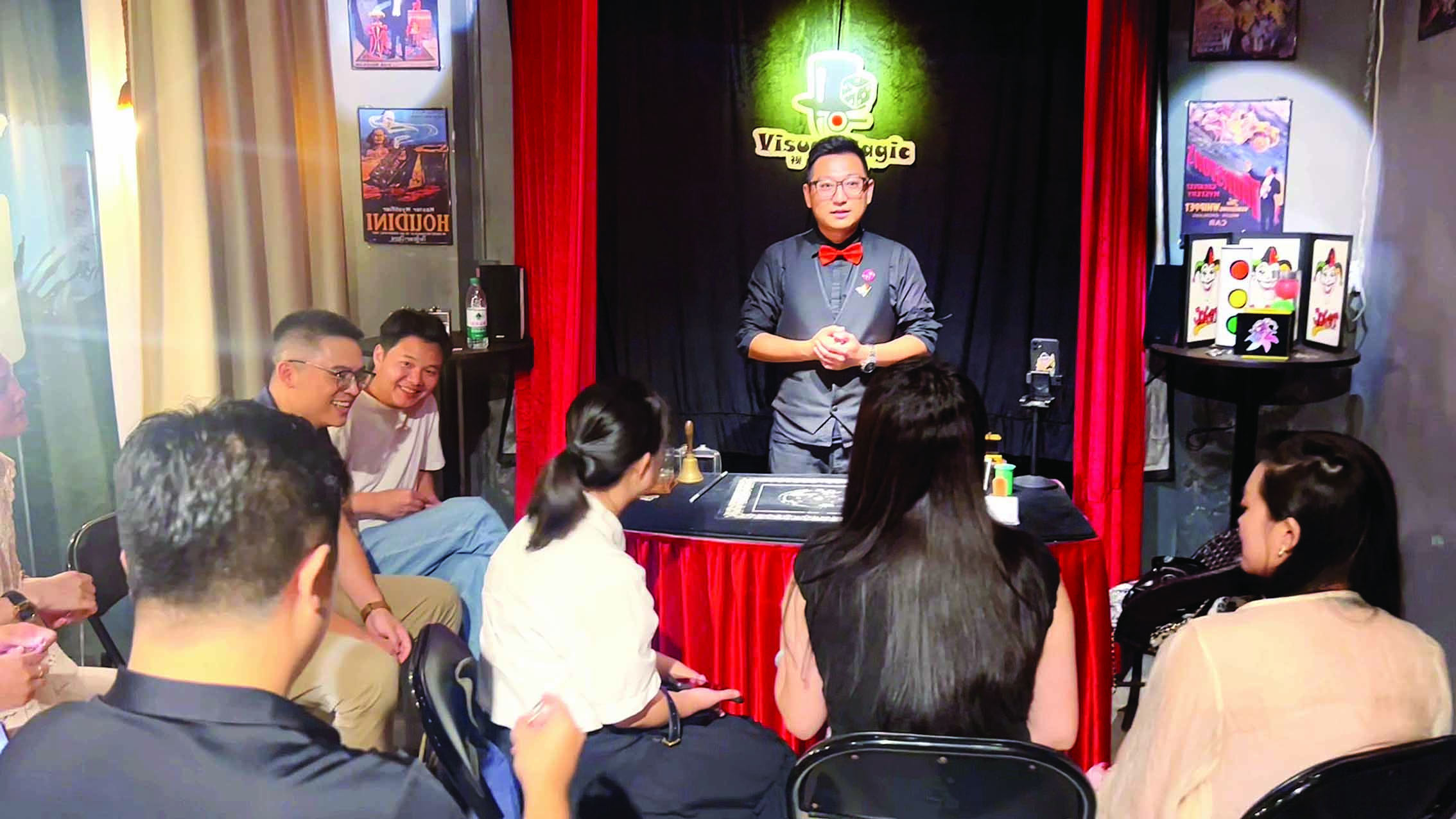     魔术师邵洋在为观众表演魔术。    惠州日报记者陈涛 摄