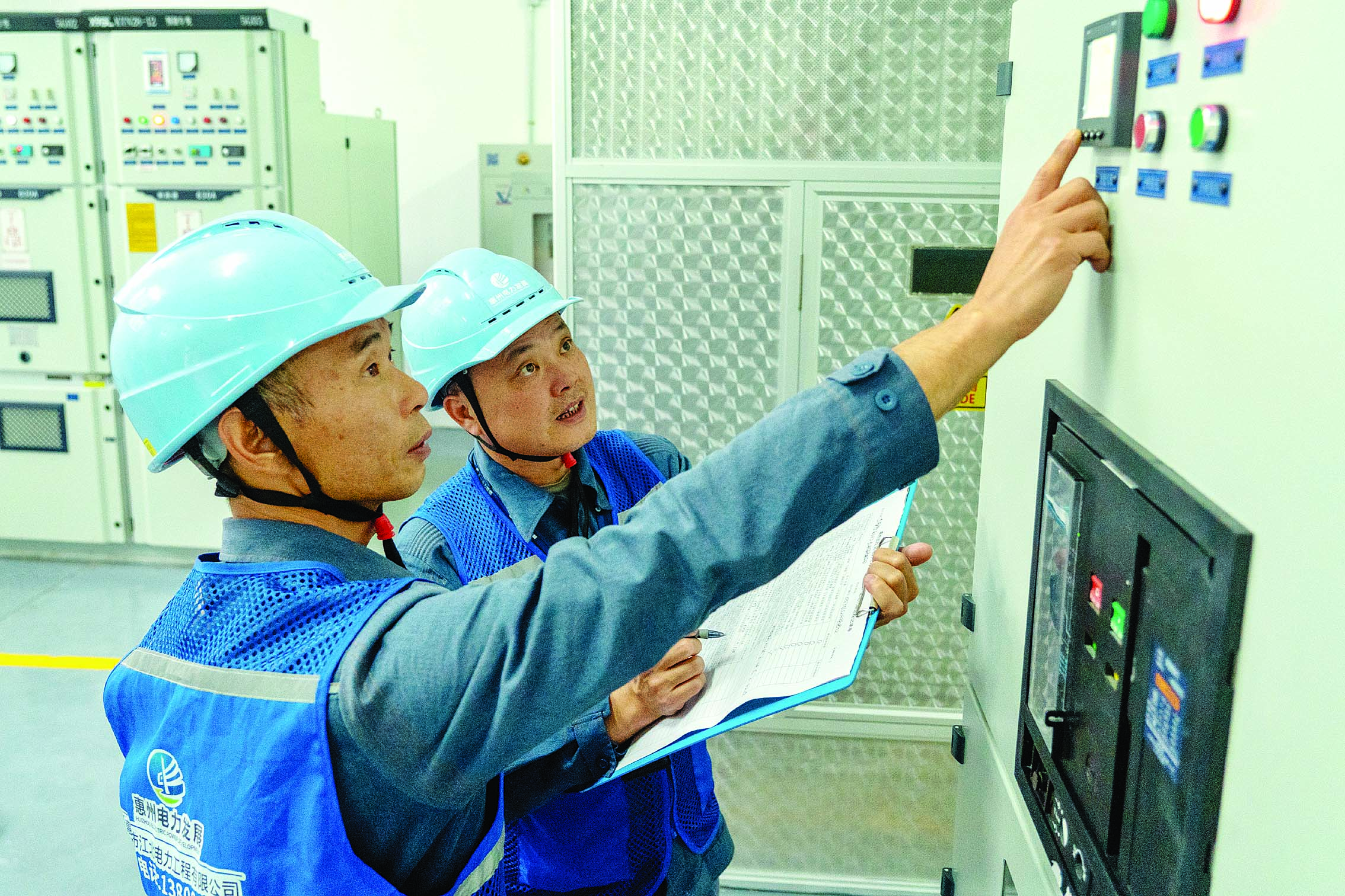     “惠电管家”团队进行日常维护，保证企业配电设备正常运行。    图片由江北电力公司提供