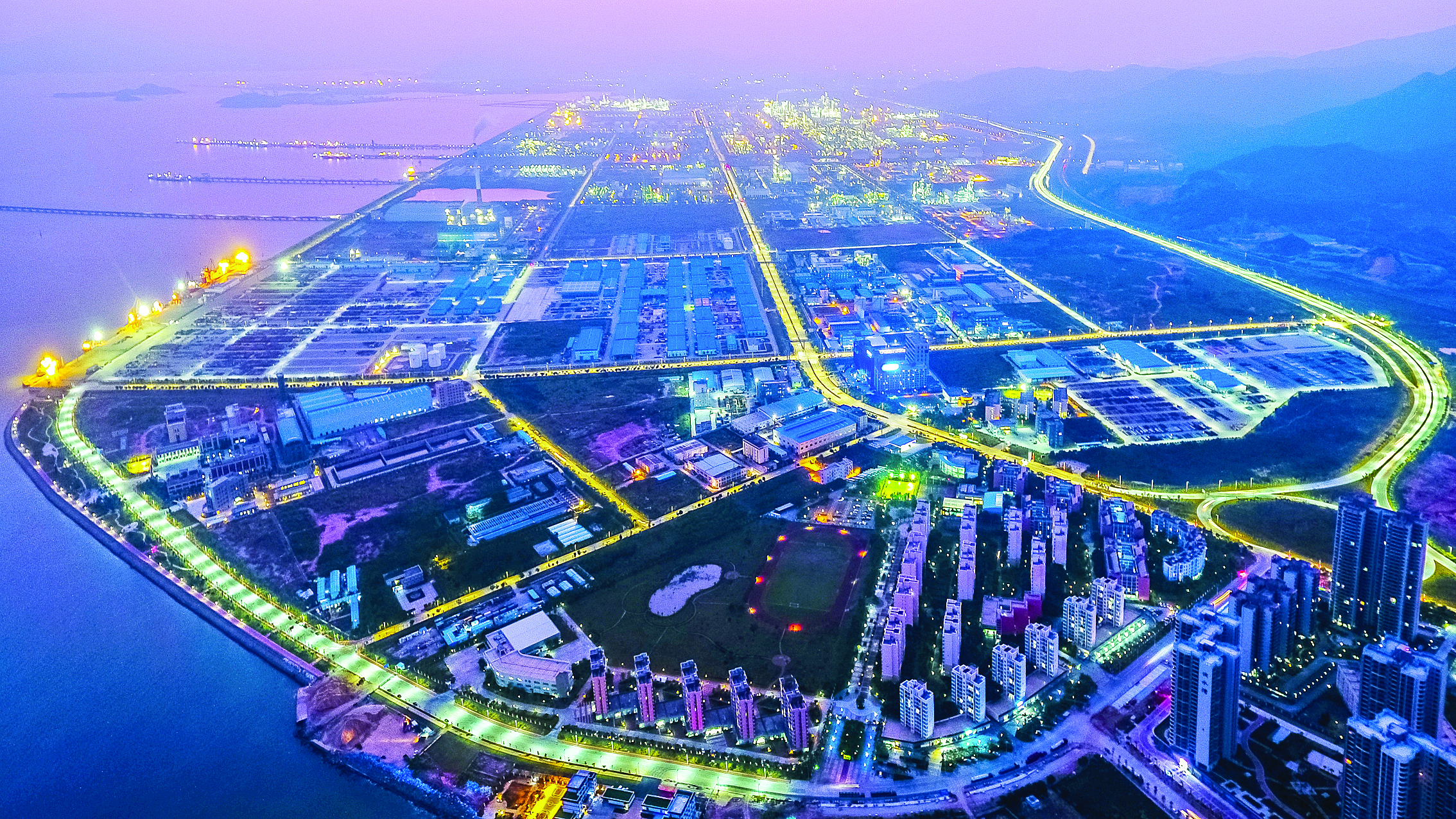 <p>    大亚湾石化区气势恢宏欣欣向荣。大亚湾新闻中心供图</p>