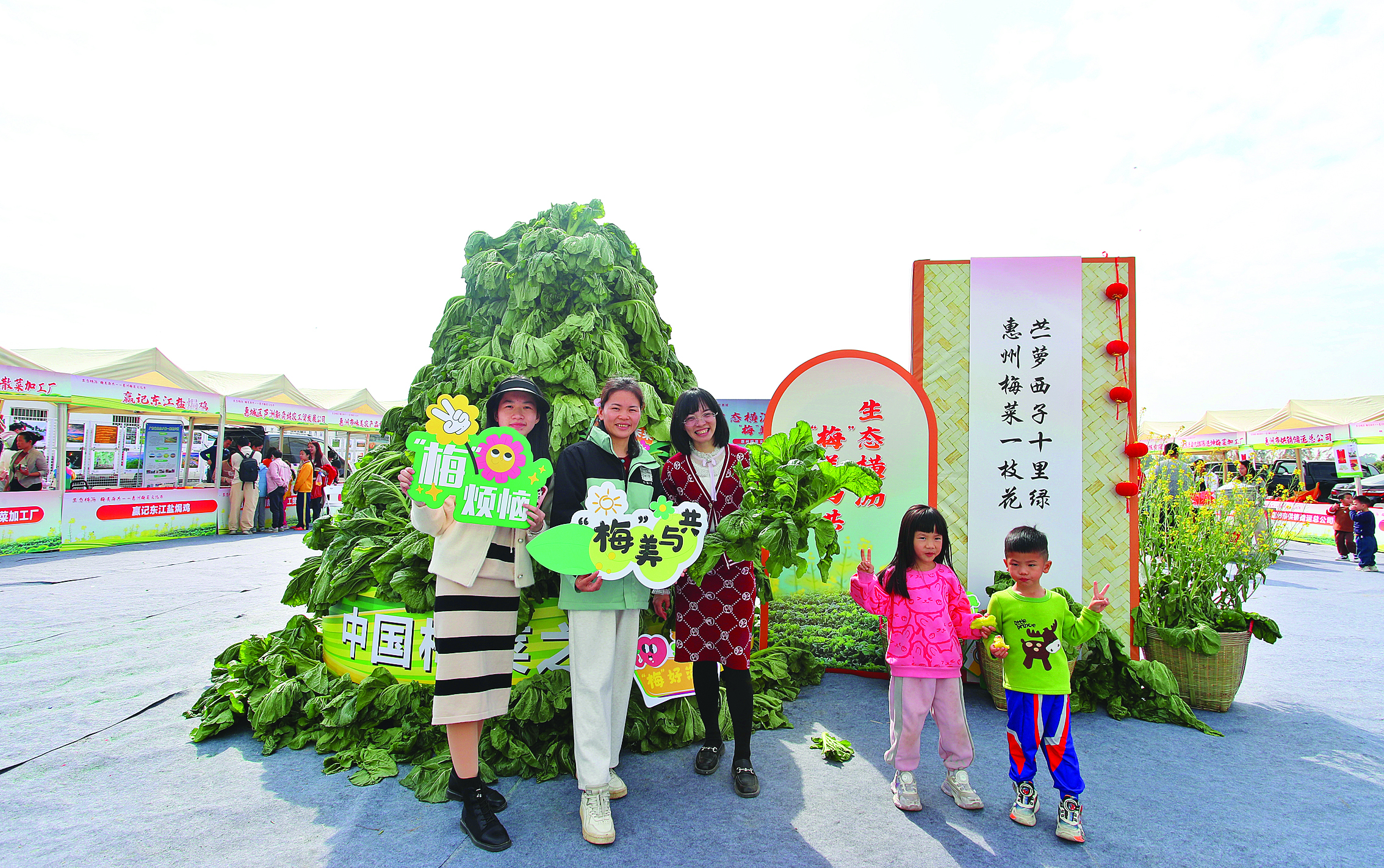     市民为惠州梅菜打CALL。本组图片 惠州日报记者钟畅新 摄