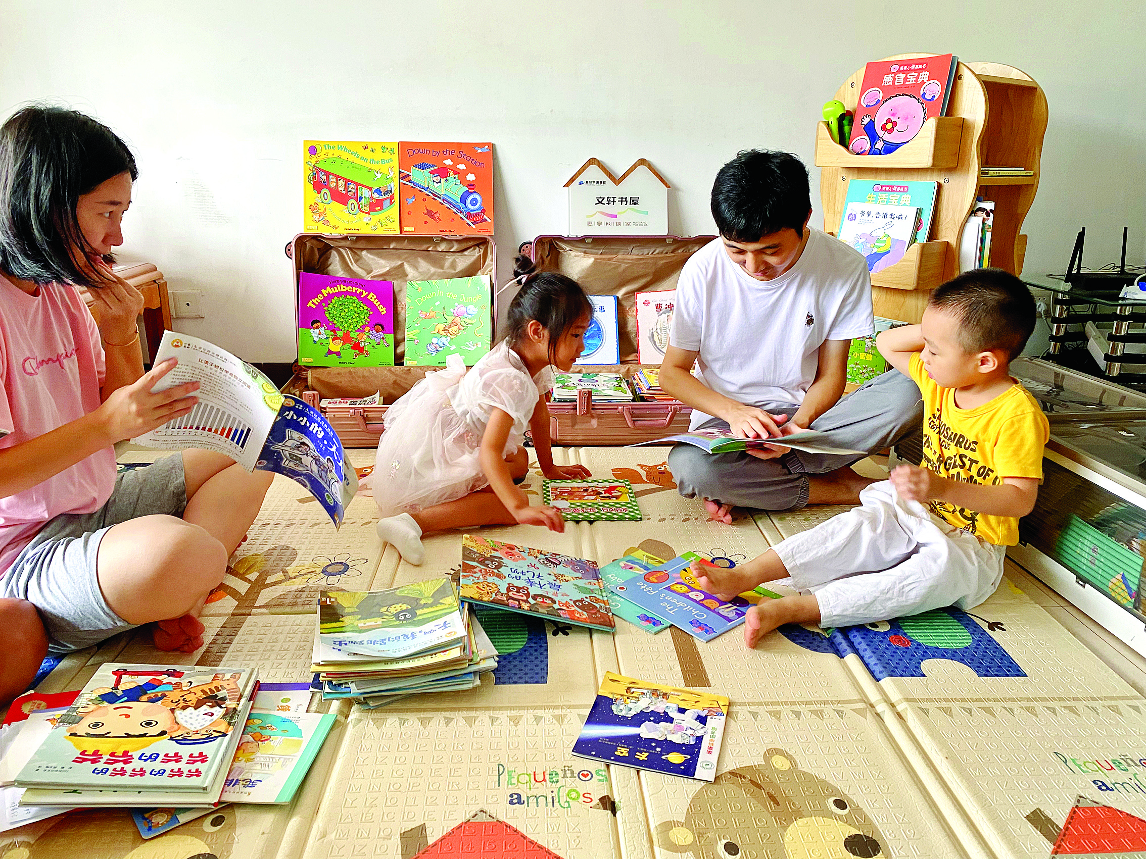     文轩书屋·惠享阅读家主理人在家阅读。