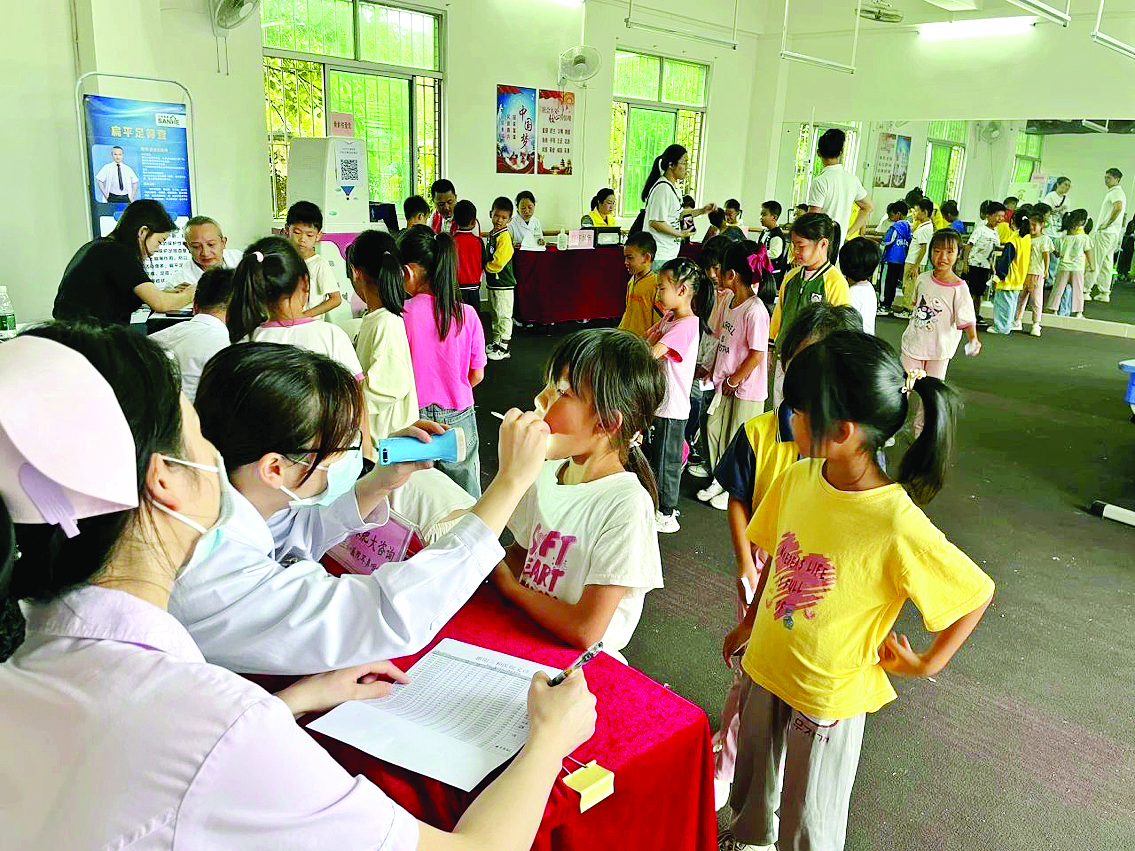     爱心企业组织医疗机构到学校给学生们体检。惠州日报记者许文昌 摄