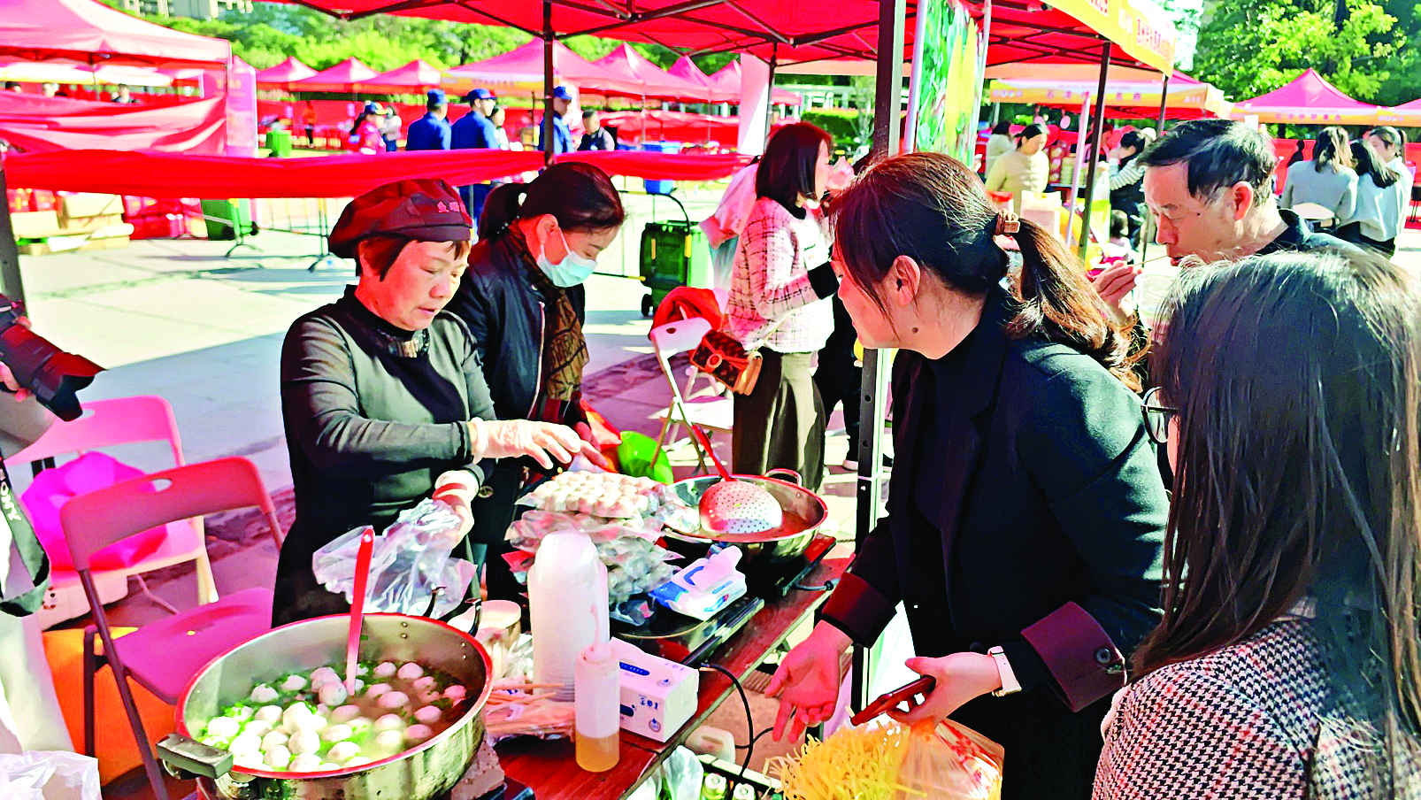     市民竞相购买黄西鱼丸。