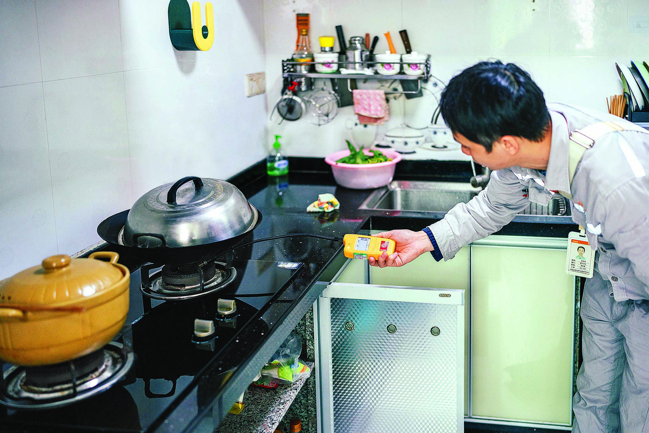     惠州燃气工作人员开展入户安检。惠州日报记者周楠 摄