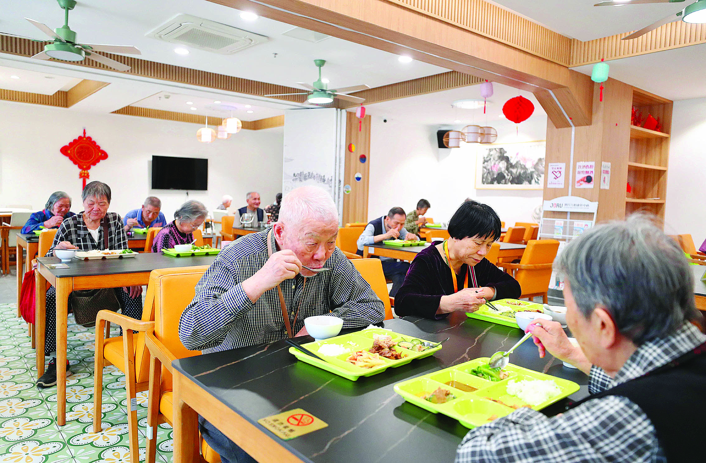     长者们在长者饭堂（助餐点）用餐。惠州日报记者张艺明 摄