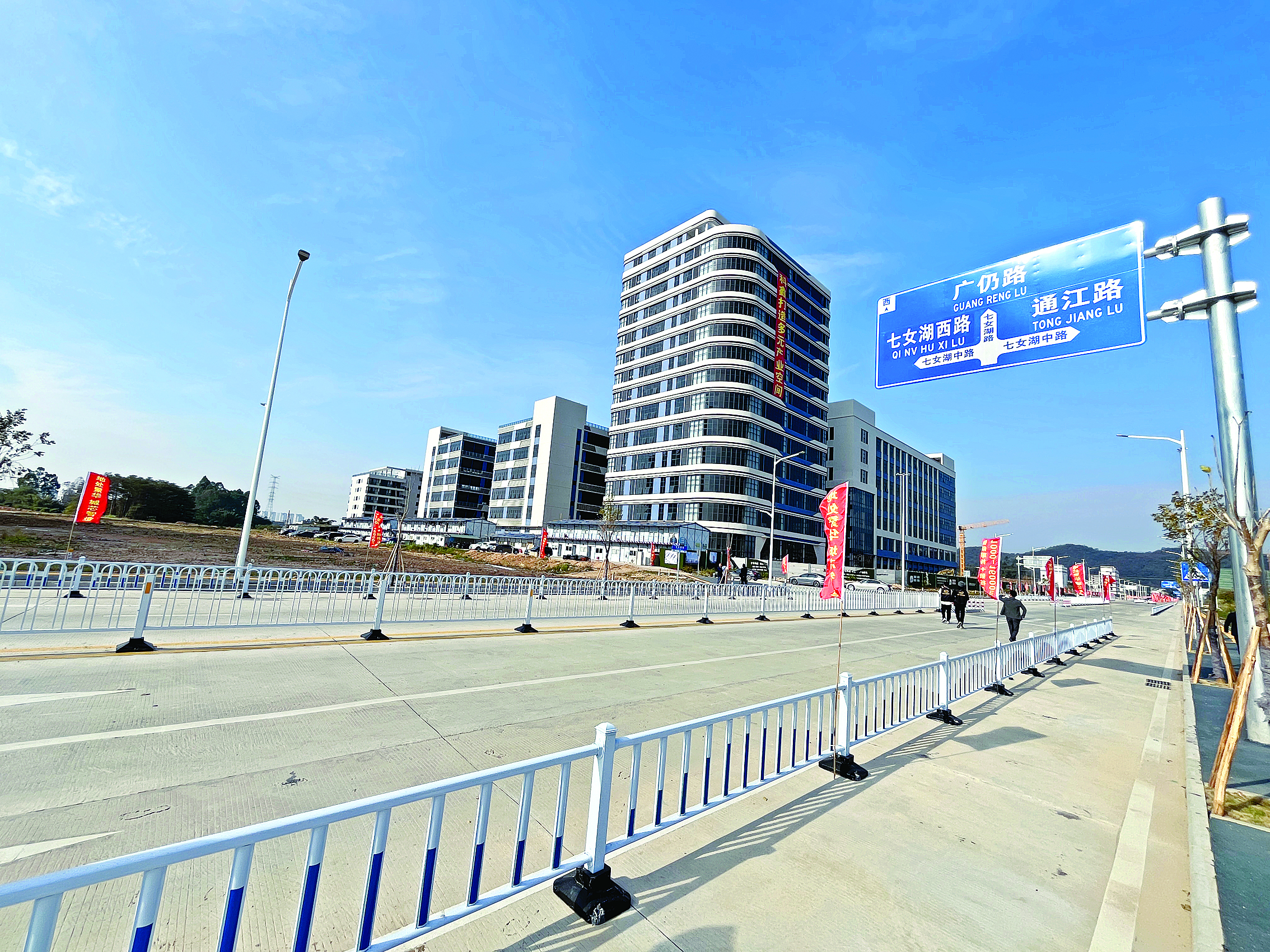     七女湖路通车。