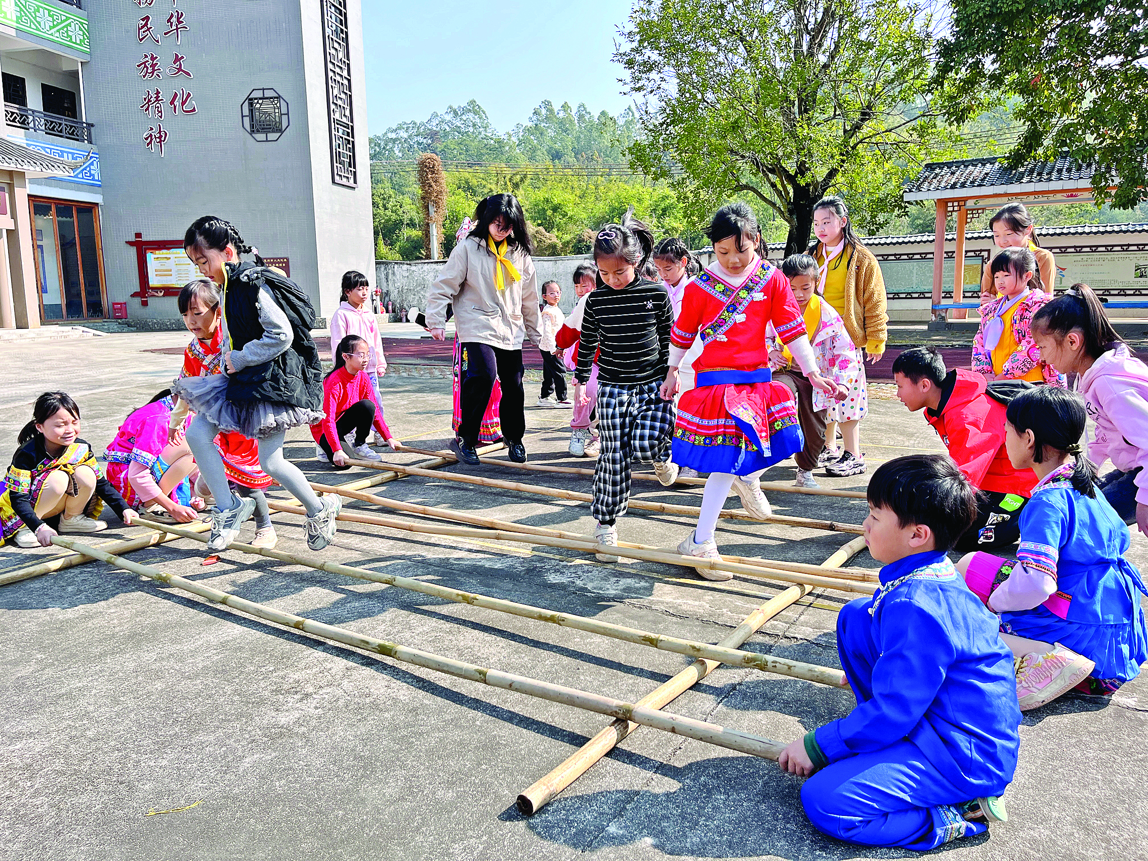     小朋友们跳起竹竿舞。惠州日报记者黄桃 摄