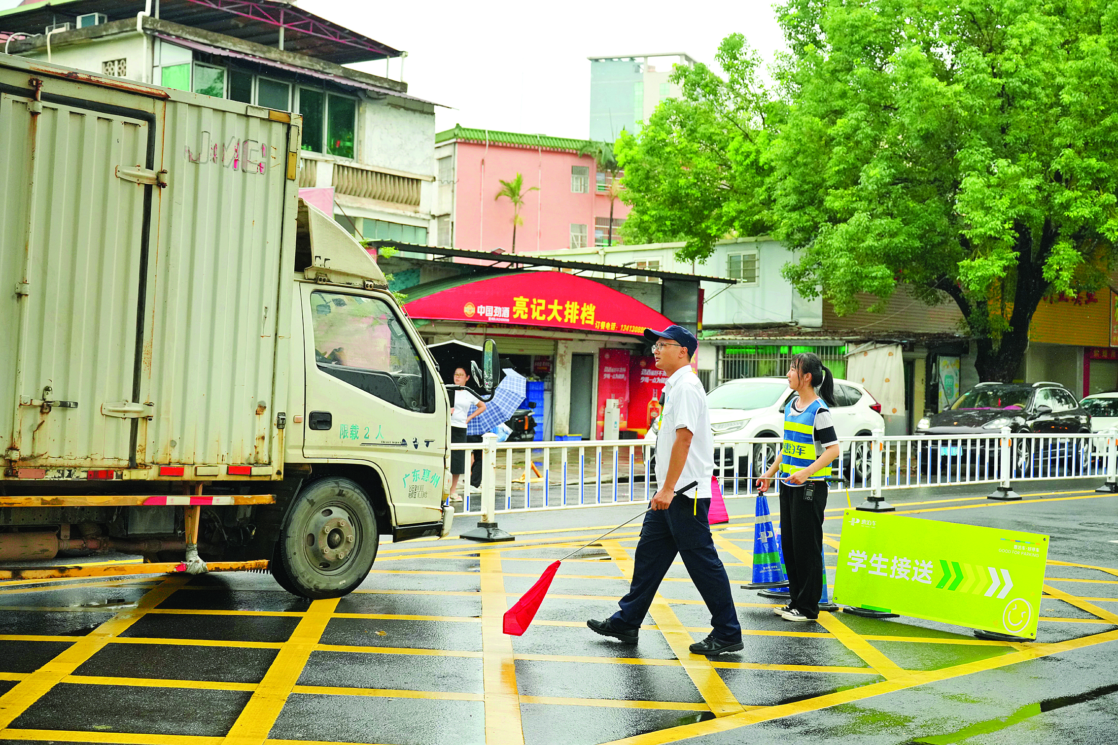     在东坡公园停车场周边护学岗，志愿者配合交警等指挥交通。