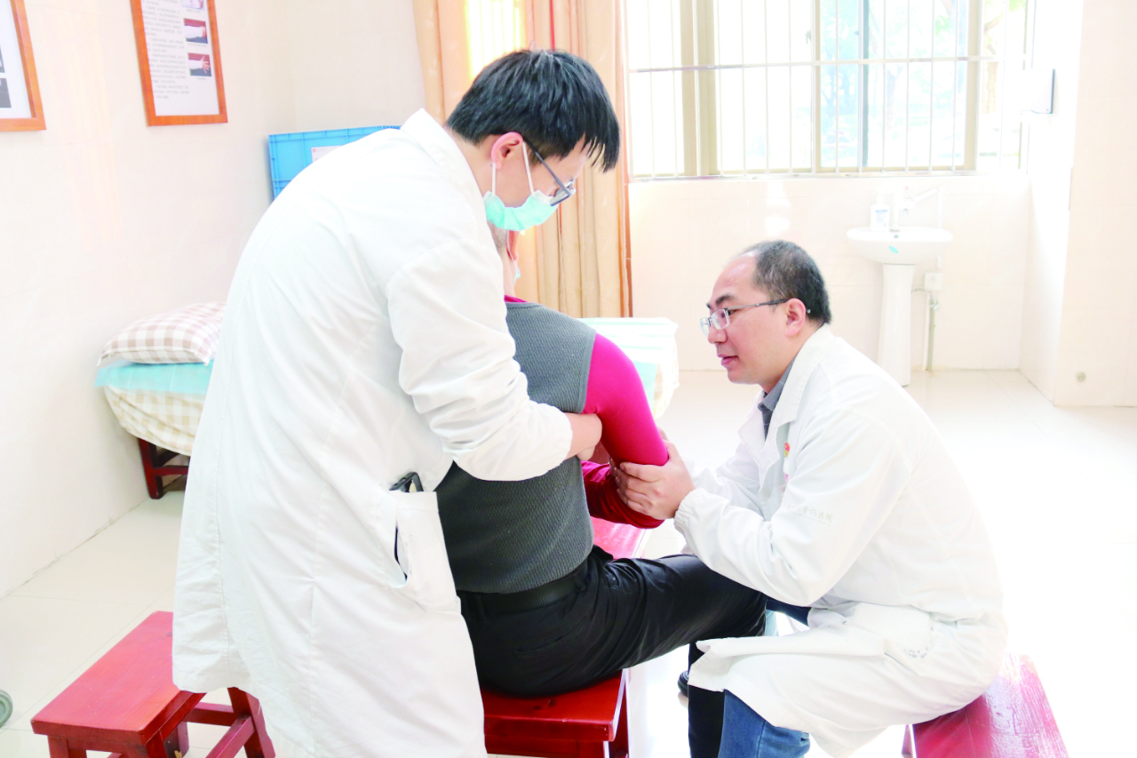     张靖为患者行手法复位治疗。