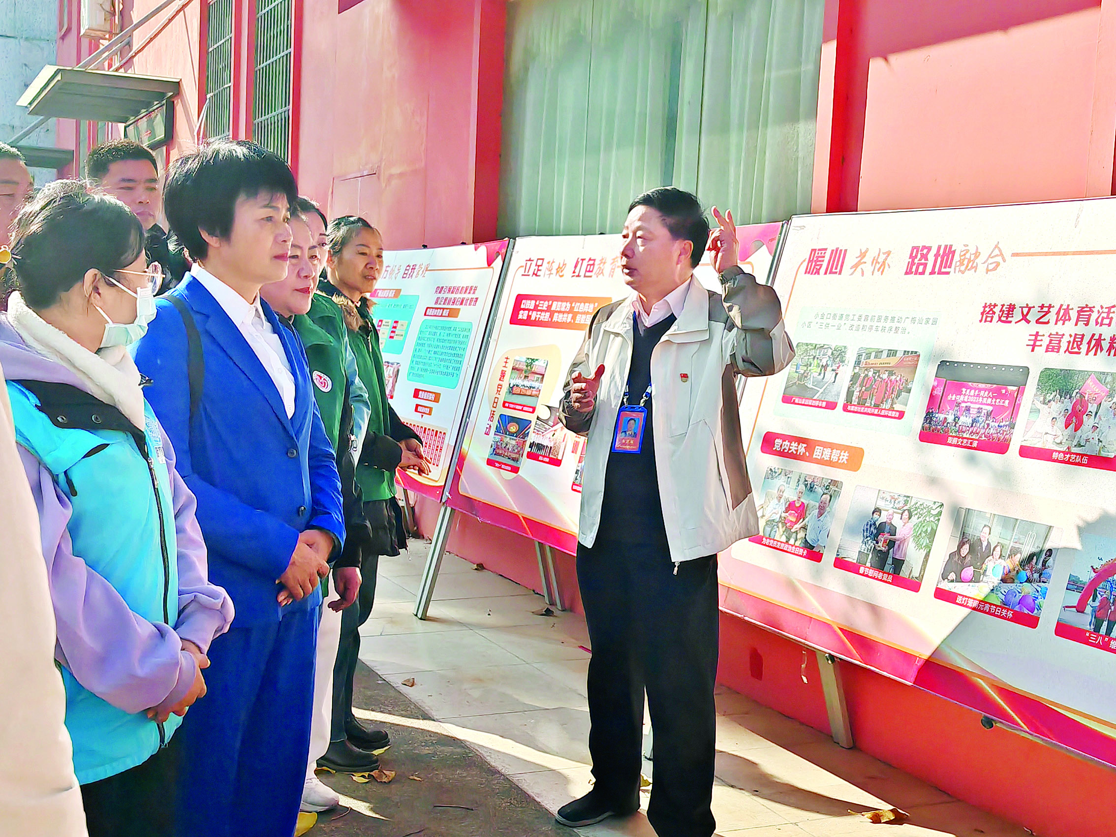     朱志福（右一）带头组建铁路“三史展览馆”讲师队伍，义务为参观团体宣讲。