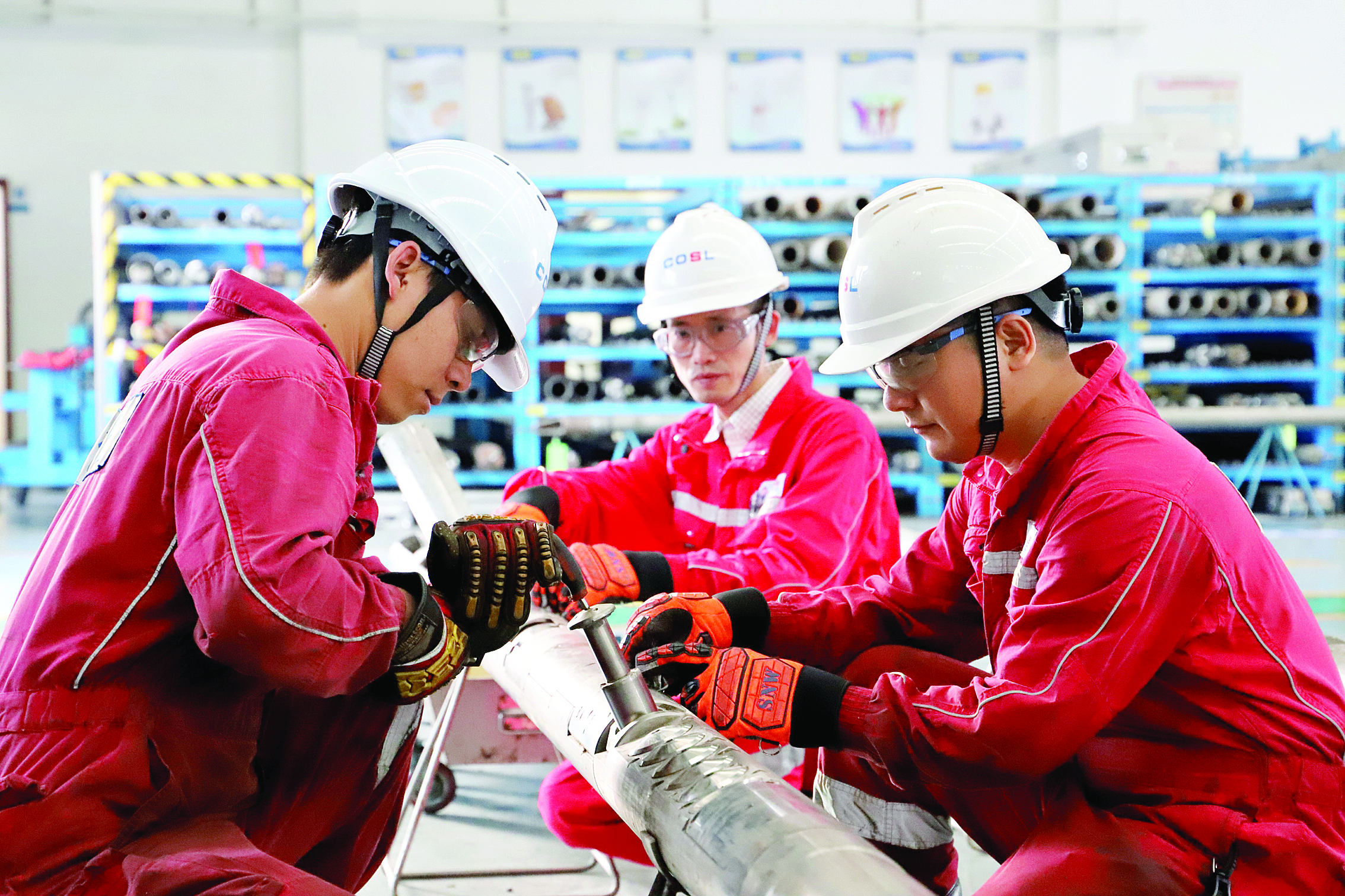     电缆测井小队在惠州基地维保车间检测Dumpy5仪器支撑臂推靠状态。    本组图片 惠州日报记者匡湘鄂 通讯员陈实 曾思楷 摄