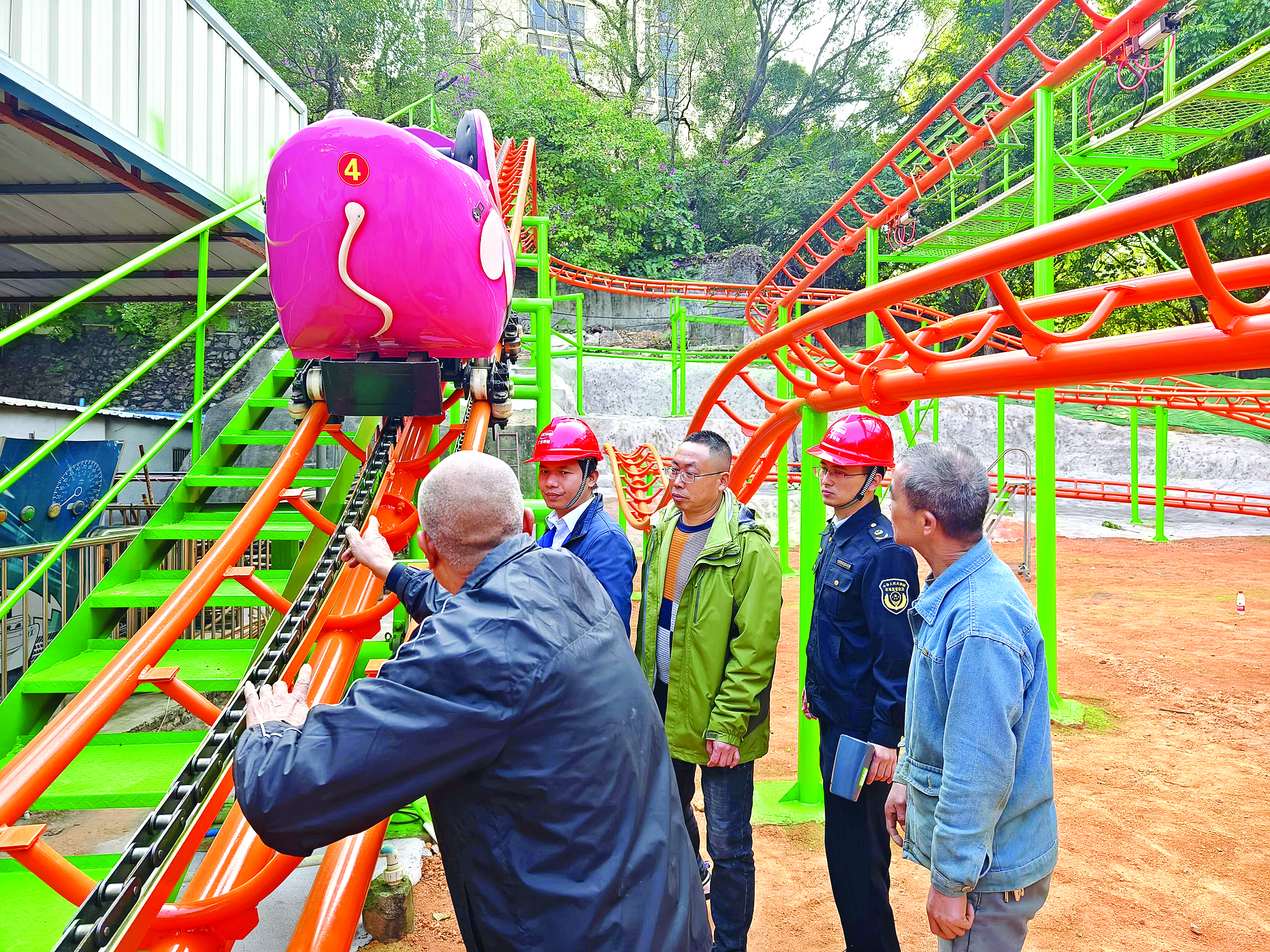     检查大型游乐设施。惠州日报记者洪鹊儿 通讯员谢婉秋 何晓霖 陈紫施 摄