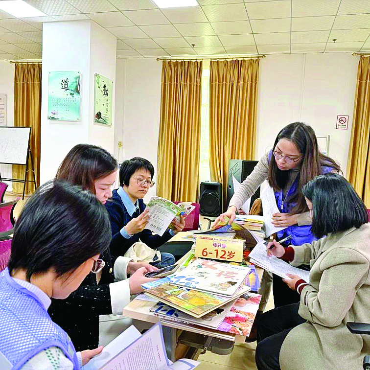     “爱心妈妈”选书。惠州日报记者叶文青 通讯员蔡雯洁 摄