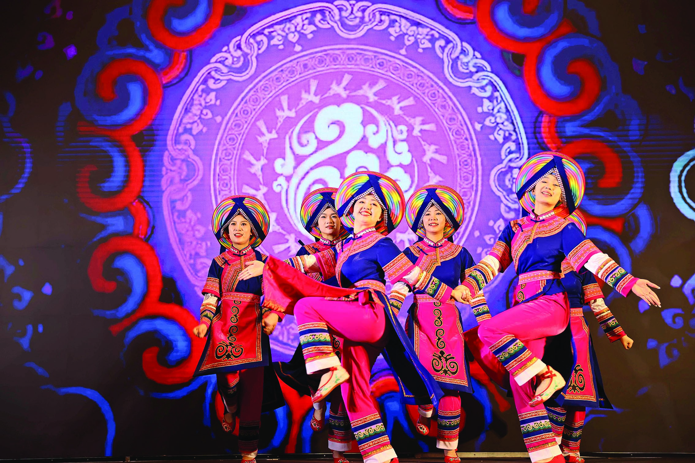     推介会上的黔西南州民族舞蹈表演。惠州日报记者杨建业 摄