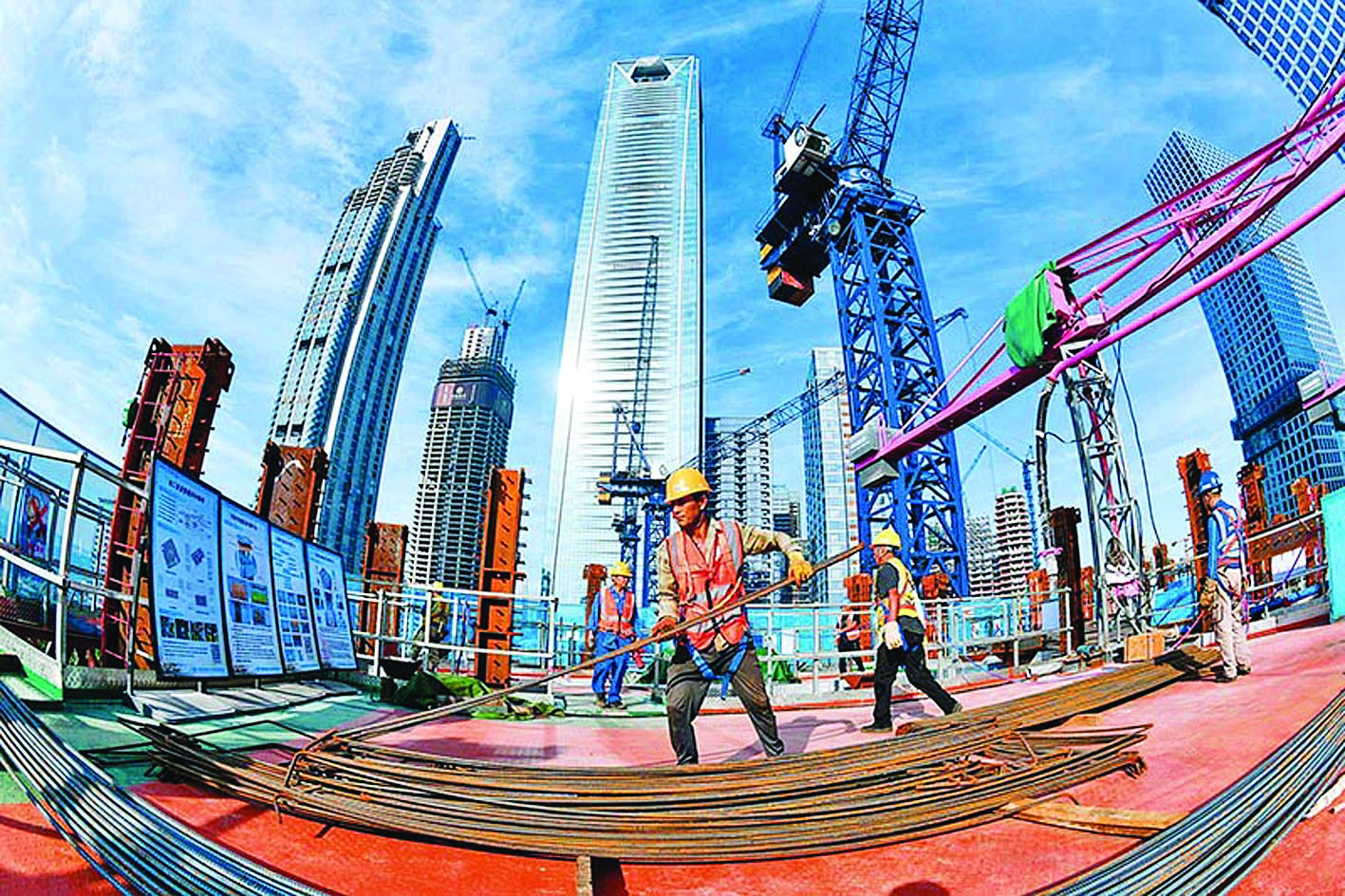     建设者在深圳湾超级总部基地C塔项目建设现场施工。新华社发