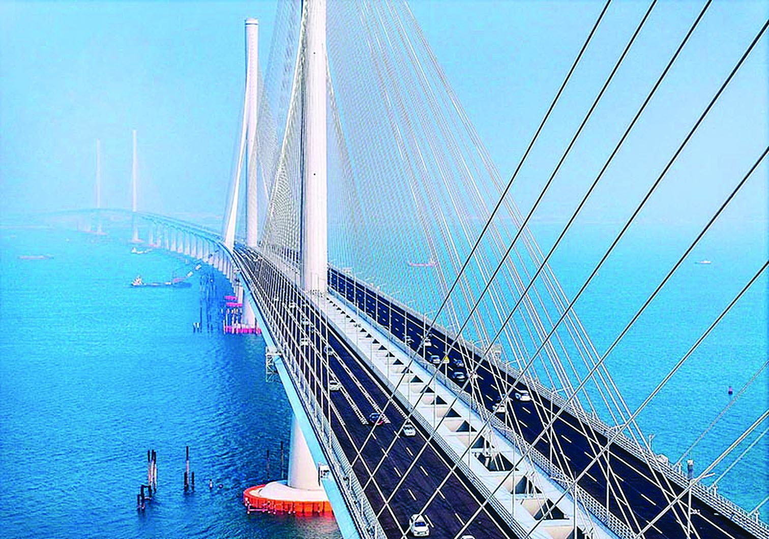     国家重大工程黄茅海跨海通道正式通车后，车辆行驶在黄茅海大桥上。新华社发